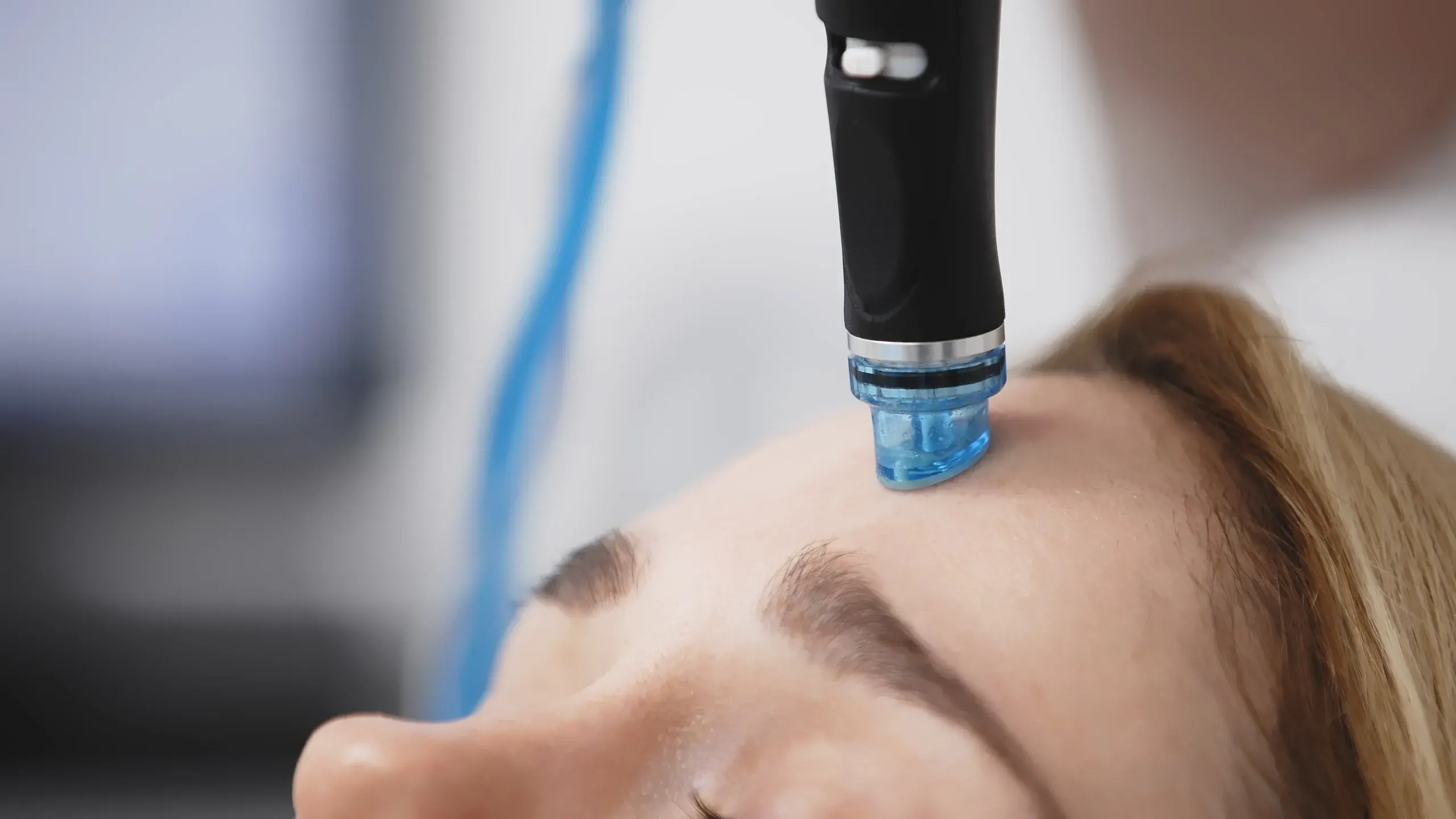Soft abstract background of water droplets and light representing Hydrafacial hydration at Mint Aesthetics & Skin
